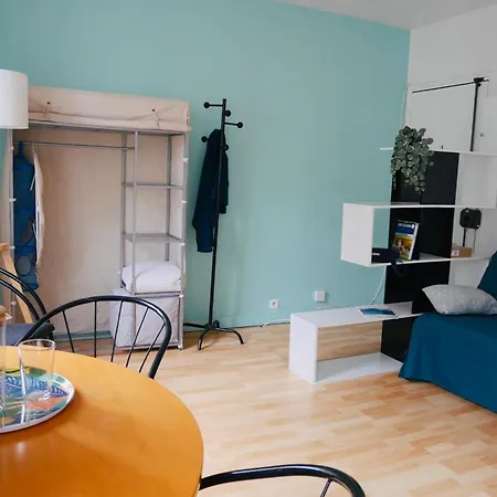 Charming And Bright Studio Metro On The Corner Apartament