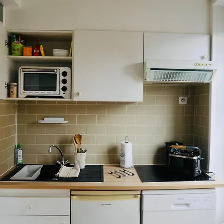 Charming And Bright Studio Metro On The Corner