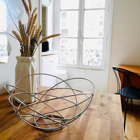 Charming And Bright Studio Metro On The Corner Pantin